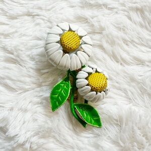 Vintage Sleeping Daisy Enamel Flower Brooch